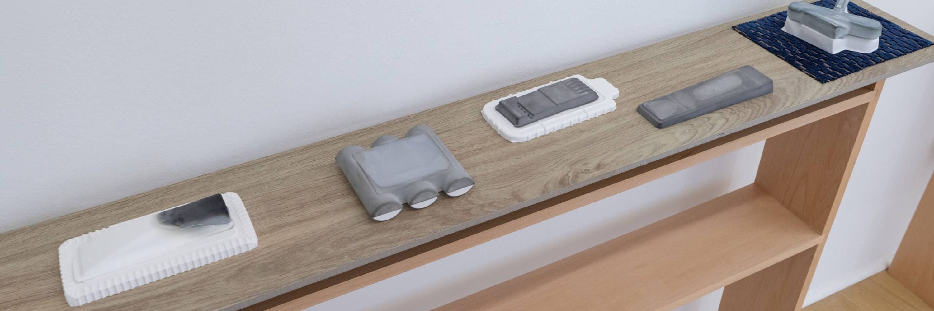 Pleine lune du 4, Nuit océane, 2023
 5 Plâtres, pigments, plateau de grès cérame,
tissu d’ameublement, structure en hêtre vernis