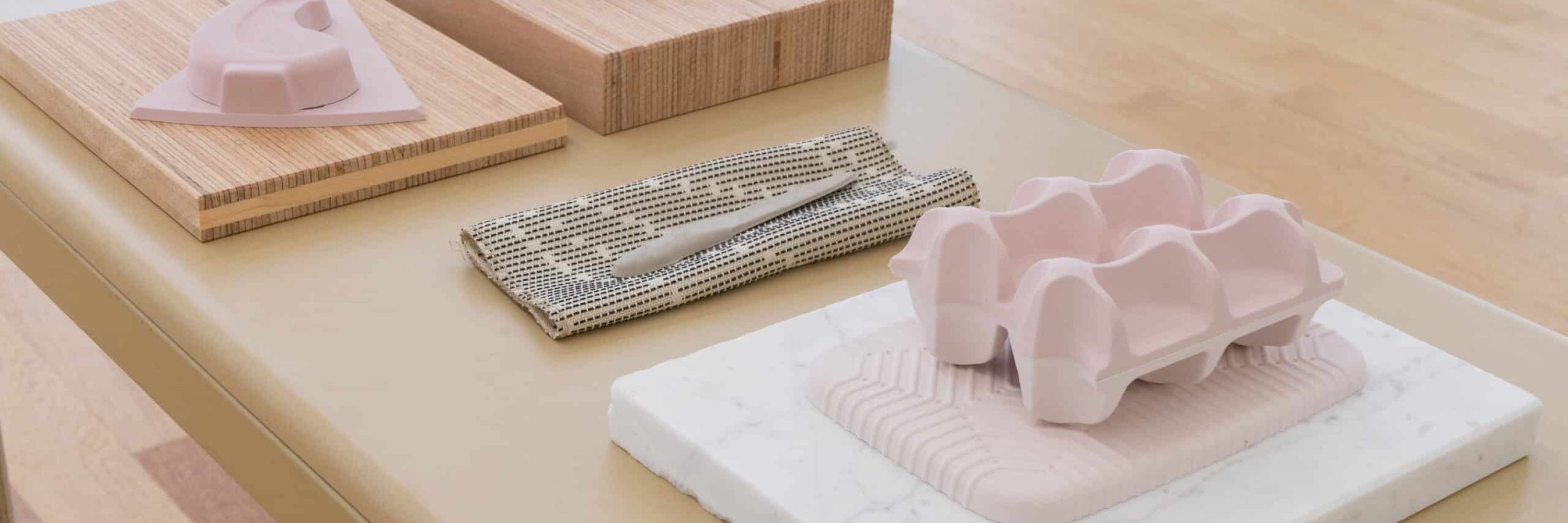 Precious Life, Couple, villa & délicatesse, 2023
 4 Plâtres, pigments, 2 panels de hêtre Multiligne, 
 marbre blanc,  tissu d’ameublement,
et tablette de bureau vintage