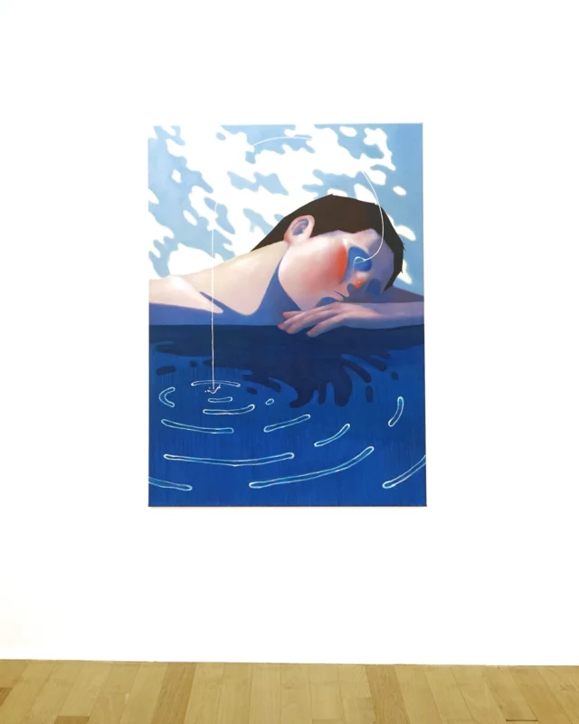[A very Ordinary Day] artist @leesojeonggg 

🇬🇧LEE Sojeong‘s work explores manifestations of the unconscious through painting that is both instinctive and introspective. Between abstract and figurative fragments, her works evoke hazy memories, dreams and emotions. Influenced by psychoanalysis, she seeks to capture what escapes consciousness, giving shape to her inner states.

——— 

🇫🇷 Le travail de LEE Sojeong explore les manifestations de l’inconscient à travers une peinture à la fois instinctive et introspective. Entre fragments abstraits et fragments figuratifs, ses œuvres évoquent des souvenirs flous, des rêves ou des émotions. Influencée par la psychanalyse, elle cherche à capter ce qui échappe à la conscience, donnant forme à ses états intérieurs.

- Drop, 2025
Huile sur toile
140x100 cm

#galeriepj #exhibition #leesojeong #painting #emergingartist #koreanartist